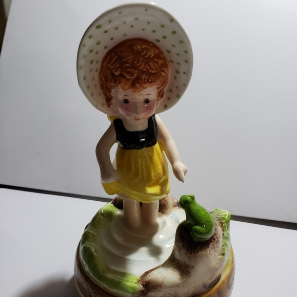 Vuntage music box excellent Pre-owned girl & frog